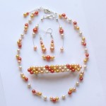 Collier, bracelet, boucles d'oreilles, barette ivoire jaune orange et corail