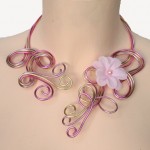 Collier mariage or, rose vif, rose pale et fleur rose