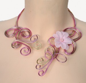 Collier mariage or, rose vif, rose pale et fleur rose