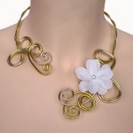 collier mariage aluminium vert anis et champagne + fleur blanche