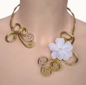 collier mariage aluminium vert anis et champagne + fleur blanche