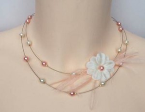 Collier mariage ivoire et saumon avec fleur et plumes