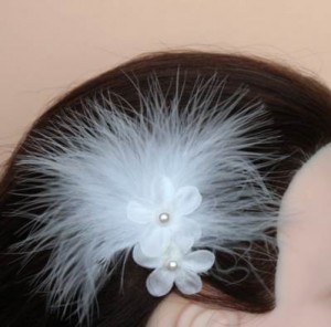 Epingle à cheveux mariage blanc fleurs et plumes