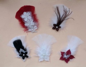 Epingles à cheveux mariage plumes et fleurs