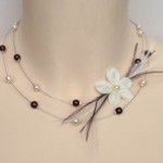 Collier mariage ivoire et chocolat + fleur + plumes