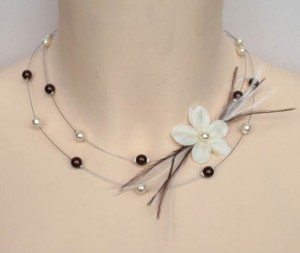 Collier mariage  ivoire et chocolat + fleur + plumes