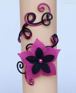 Bracelet_mariage_aluminium_noir_fuchsia_+_fleur