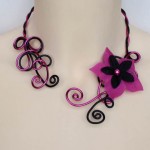 Collier_mariage_aluminium_noir_fuchsia_+_fleur