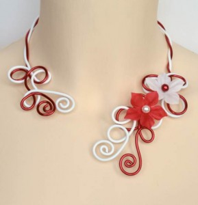 Collier_mariage_aluminium_blanc_et_rouge_+_fleurs