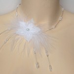 Collier_mariage_plumes_fleurs_blanc_cristal
