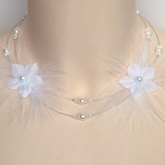 Collier_mariage_fleurs_plumes_blanc_cristal