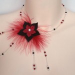 Collier_mariage_plumes + fleurs en_rouge_et_noir