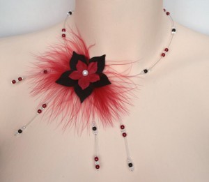 Collier_mariage_plumes + fleurs en_rouge_et_noir