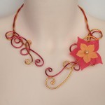 Collier_mariage_rouge_safran_+_fleurs