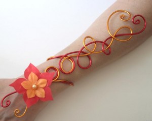 bracelet_aluminium_ safran_rouge_+_fleurs