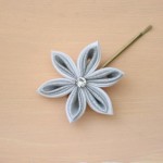 Pince_a_cheveux_mariage_fleur_kanzashi_blanc_et_argent