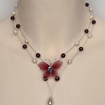 Collier_mariage_ivoire_et_bordeaux_+_petit_papillon_bordeaux