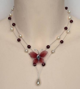 Collier_mariage_ivoire_et_bordeaux_+_petit_papillon_bordeaux