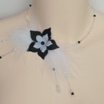 Collier_mariage_fleur_plumes_noir_et_blanc