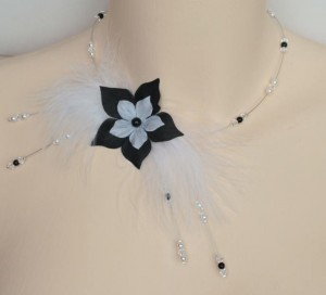 Collier_mariage_fleur_plumes_noir_et_blanc