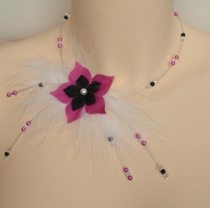 Collier_mariage_fuchsia_noir_blanc_+_plumes_+_fleur