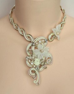 Collier_mariage_vanille_champagne_ivoire