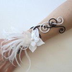 Bracelet_mariage_aluminium_noir_et_blanc_fleurs_plumes