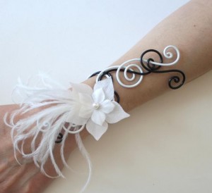 Bracelet_mariage_aluminium_noir_et_blanc_fleurs_plumes