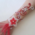 Bracelet_mariage_aluminium_rouge_et_blanc_+_fleurs_+_plumes