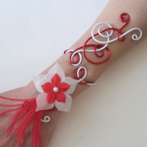 Bracelet_mariage_aluminium_rouge_et_blanc_+_fleurs_+_plumes
