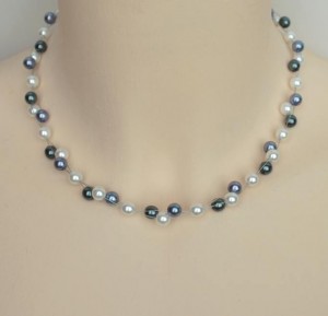 Collier_fantaisie_en_blanc_gris_bleu