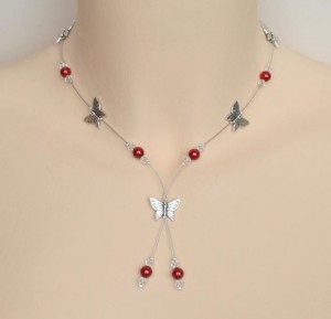 Collier_mariage_en_rouge_ cristal_ papillons