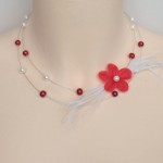 Collier_mariage_blanc_rouge_fleur_plumes