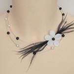 Collier_mariage_noir_et_blanc_fleur_plumes