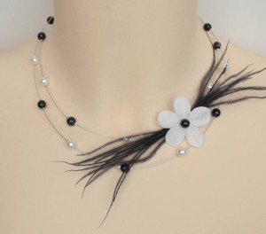 Collier_mariage_noir_et_blanc_fleur_plumes