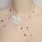 Collier_mariage_ivoire_et_violet_fleurs_plumes