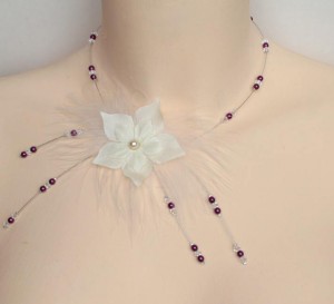 Collier_mariage_ivoire_et_violet_fleurs_plumes