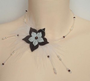 Collier_mariage_ivoire_chocolat_fleurs_plumes
