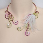 Collier_aluminium_anis_fuchsia_+_strass_+_plumes