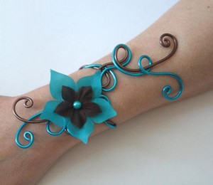 Bracelet_aluminium_chocolat_et_turquoise_+_fleurs