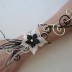 Bracelet_mariage_vanille_noir_+_fleurs_+_plumes