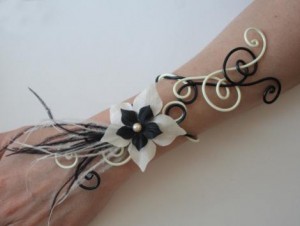 Bracelet_mariage_vanille_noir_+_fleurs_+_plumes