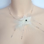 Collier_mariage_fleur_plumes_ivoire