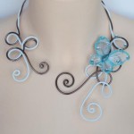 Collier mariage en fils d'aluminium blanc et chocolat + papillon turquoise