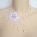 Collier mariage blanc et parme fleurs et plumes