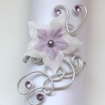 Bracelet_mariage_blanc_nacré_fleur_et_strass_violet