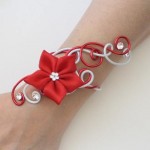 Bracelet_rouge_et_blanc_+_fleur