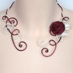 Collier_mariage_en_ivoire_et_bordeaux_fleur