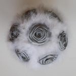 Bouquet de fleurs en satin et plumes, gris et blanc