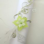 Bracelet fleur et plumes vert anis et blanc